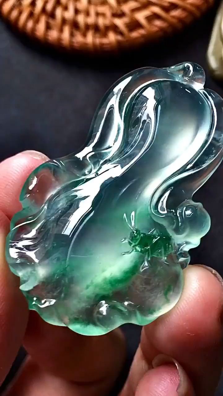 玻璃种飘花翡翠白菜吊坠