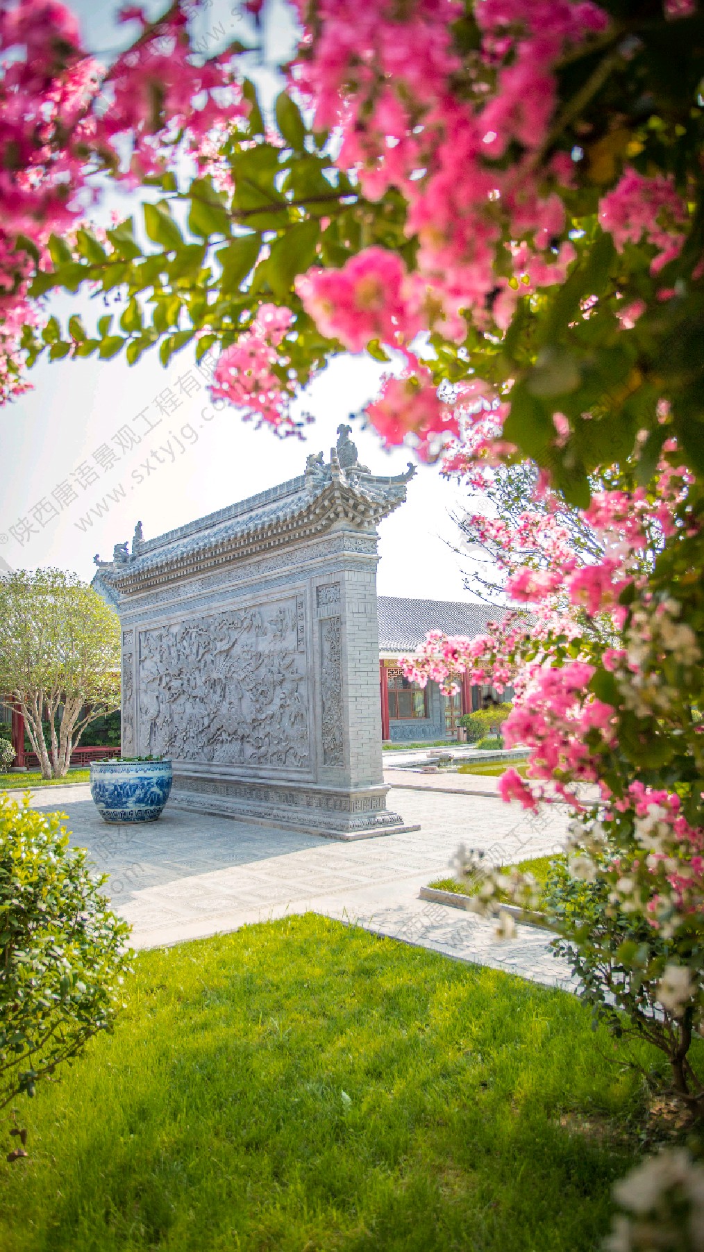 为什么庭院要设置大型浮雕百鸟朝凤砖雕挂画图案影壁墙?有什么寓意?