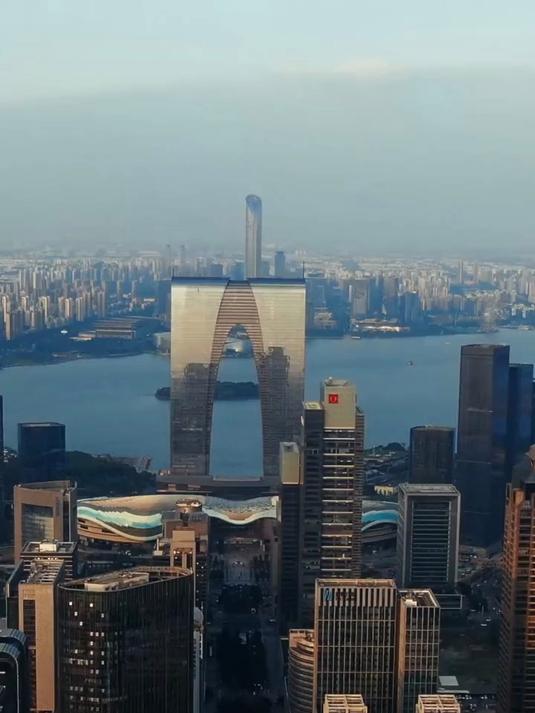 金鸡湖畔，湖西CBD,繁忙的街道，中国最强地级市的地标建筑！
