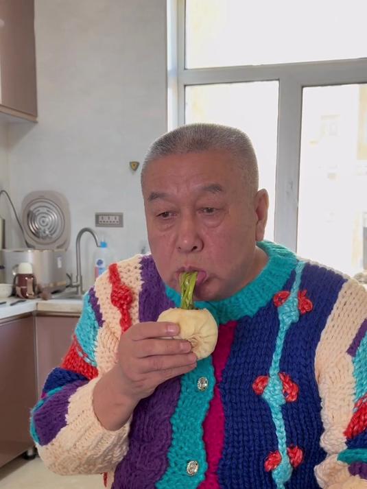 我妈今天包包子,面发的挺好,馅是万万没想到!哈哈哈