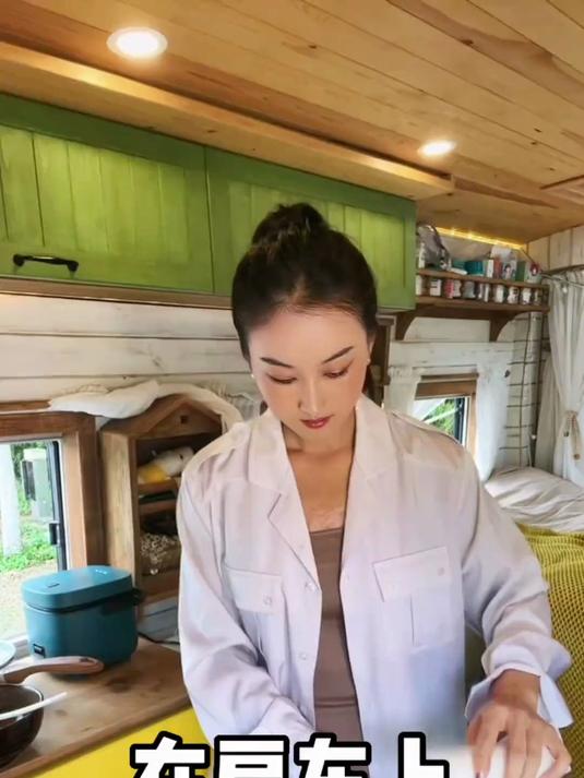 26岁新疆妹子房车旅居,做饭真的很麻烦,通常都是做一餐吃两顿