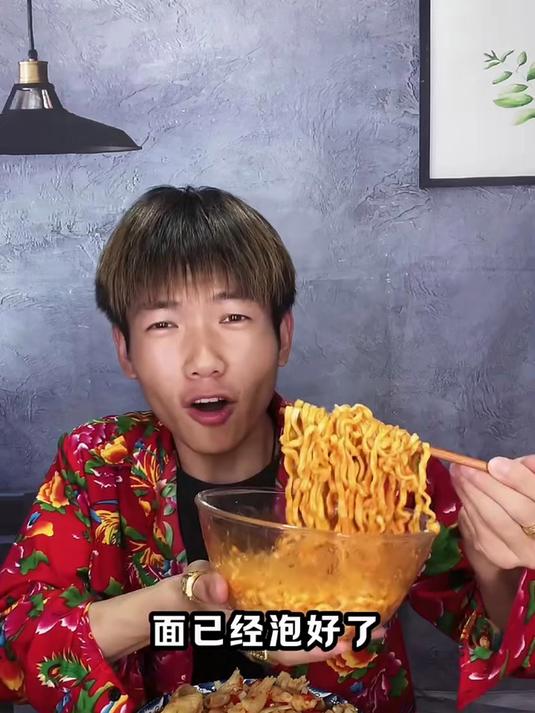 无骨鸡爪搭配火鸡面魔芋爽吃着也太香了 分享我的猫冬生活