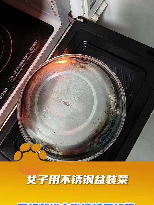 女子用不锈钢盆装菜,直接放进去微波炉里加热