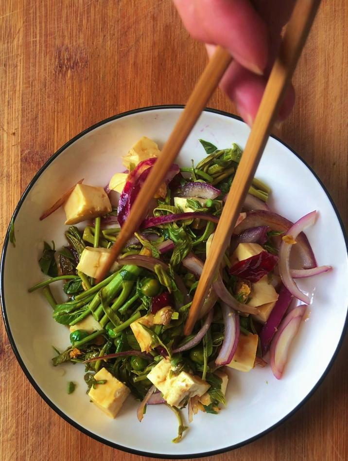 香椿芽拌豆腐家常做法,分享一道香椿豆腐拌洋葱