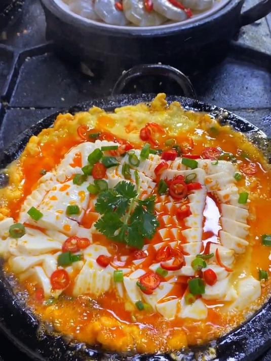 特色石锅菜,石锅鸡蛋抱豆腐,麻辣鲜香,一晚300锅
