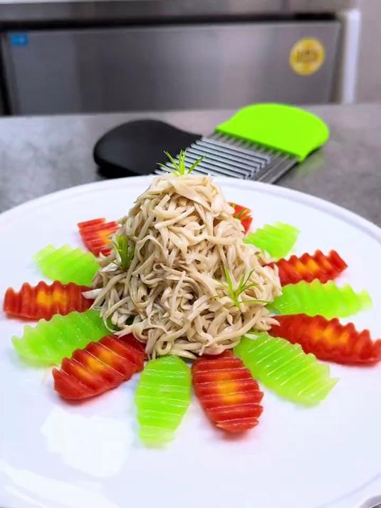 #跟着视频学做菜 #摆盘技巧 #凉菜摆盘装饰技巧 #果蔬造型