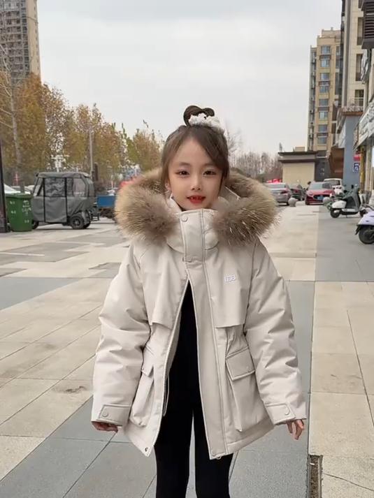 这款派克服超暖和,男女童都可以穿,毛领又大又肥,外边三防面料
