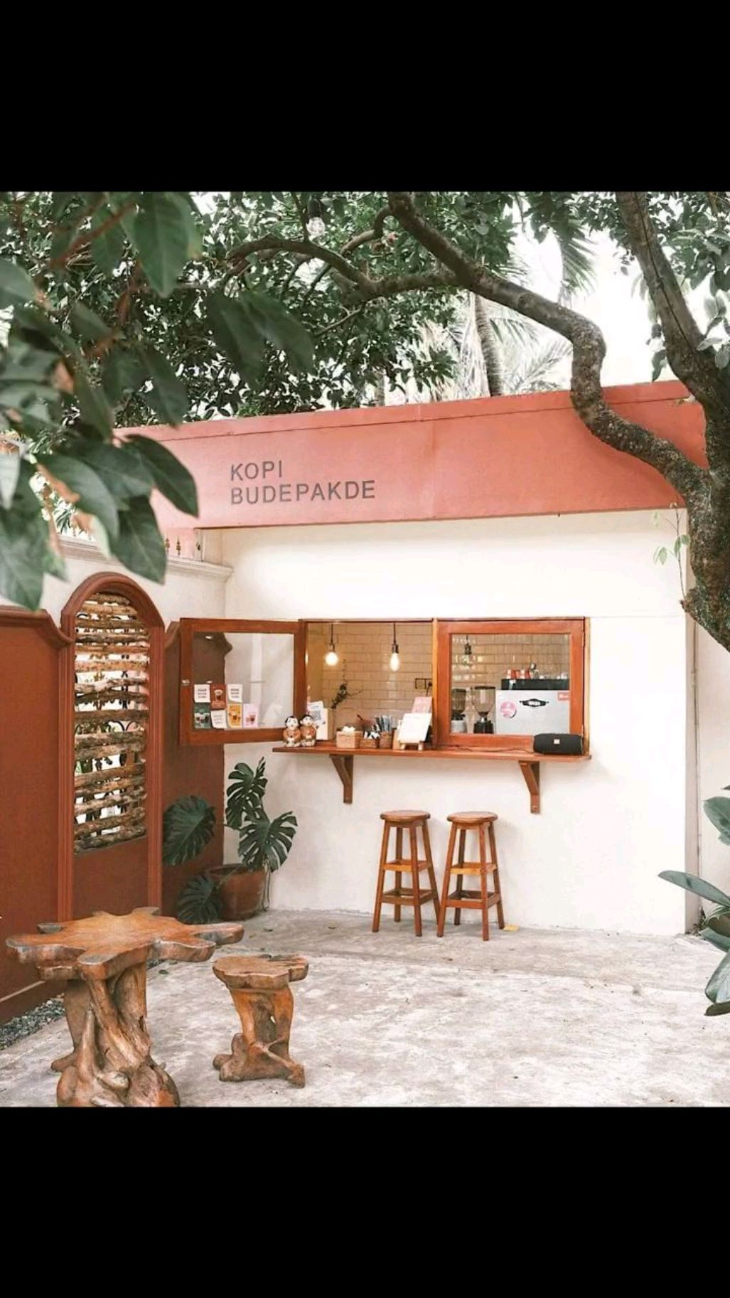 树荫下的奶茶饮品店,店面设计 。也太喜欢啦