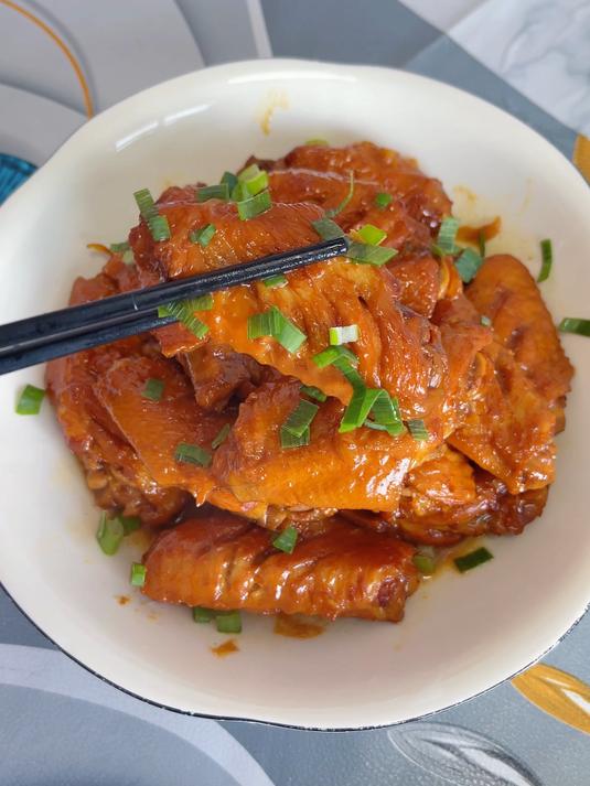 红烧鸡翅最好吃的做法,鲜嫩好吃,软烂脱骨还入味,好吃到舔手指