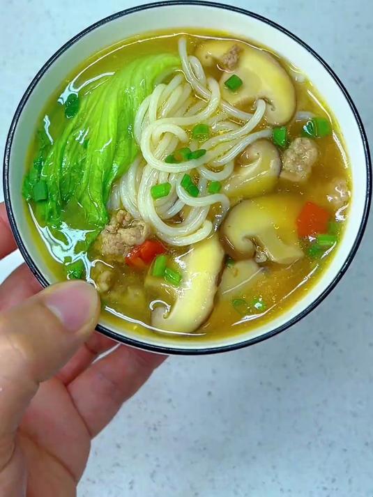 早餐花几分钟给孩子煮了一碗香菇瘦肉汤米粉，暖乎乎的，营养又好吃
