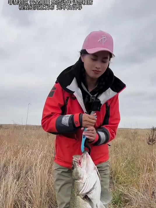 本想钓小鱼的，没成想来了两条大家伙