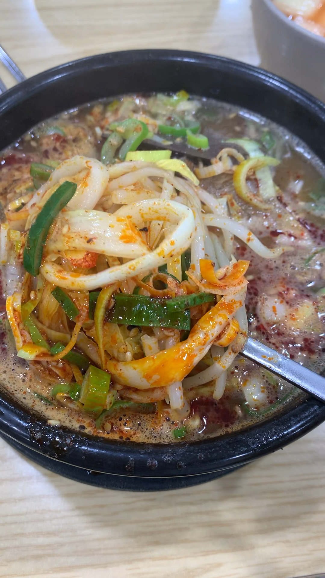 韩国香辣牛肉汤一碗48,配菜豆芽猪血,来一口萝卜泡菜很解辣