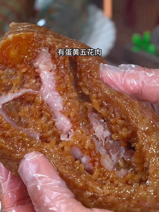 掰开全是肉的五花大肉粽,糯米软糯入味肉馅厚实超满足