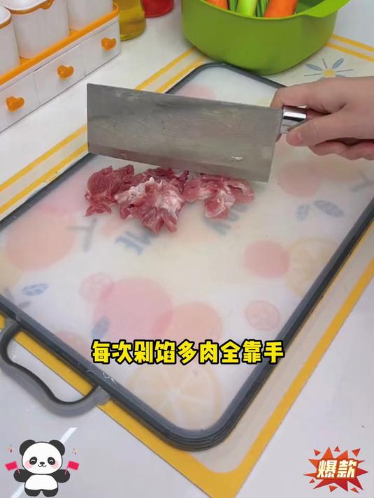 有了这款多功能绞肉机，500W的大功率，绞肉绞菜和面就轻松多了~