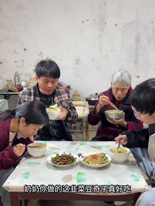 外边的饭菜再香,也比不上家里妈妈做的一碗韭菜面叶来的香
