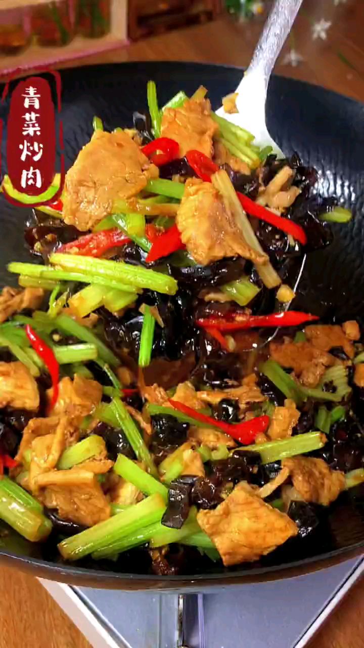 分享美食木耳炒西芹做法