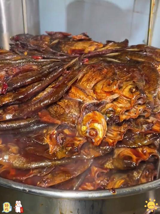 湖南酱板鱼,鳊鱼开背不洗就腌,大料裹的像泥巴,条条烤24小时