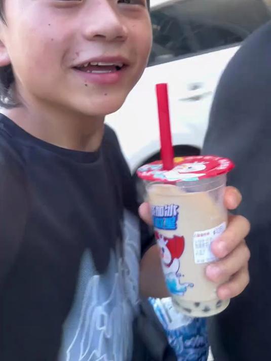 弟弟会撒娇，哥哥给买秋天的第1杯奶茶啊……