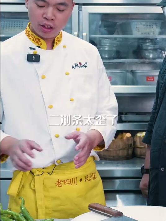 都说 小炒肉 是湘菜代表,没想到川菜师傅做的这道 小炒肉盖饭!