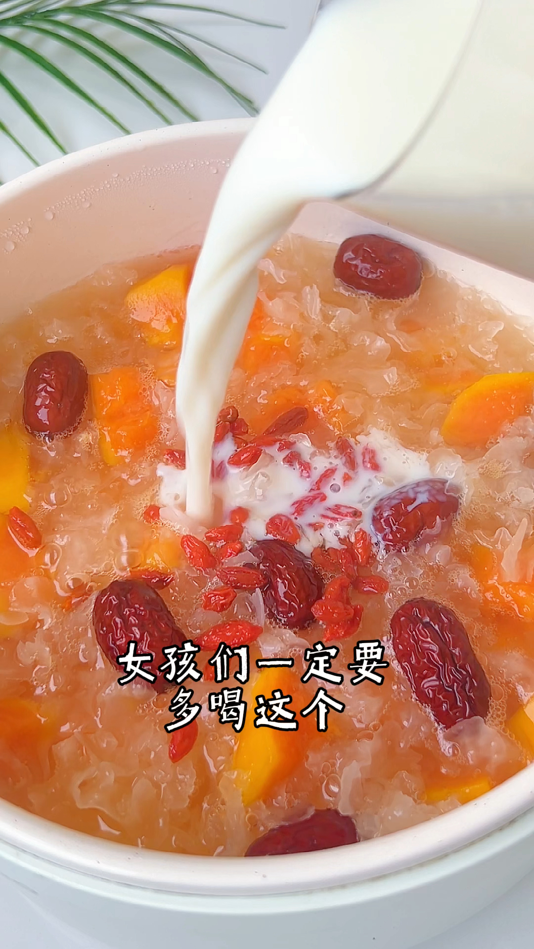 不会熬银耳羹的看过来,这样煮的红枣牛奶银耳羹出胶超快,粘稠又好喝