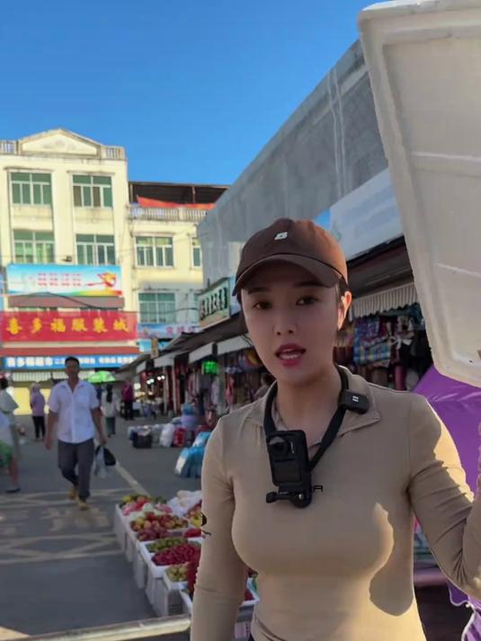 摆摊卖鱼 今天来到了三亚