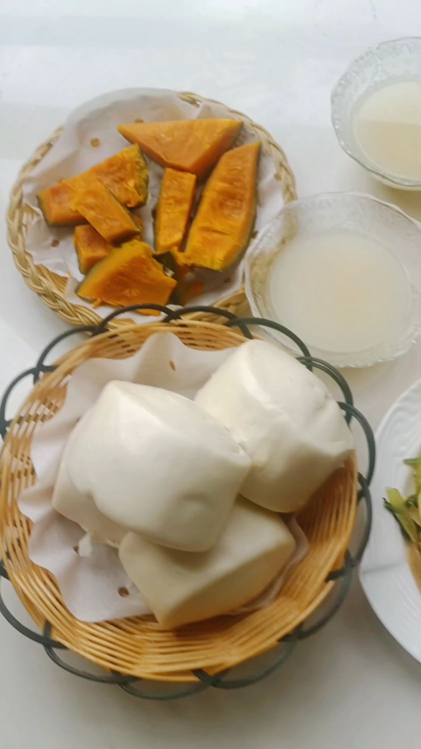 蒸南瓜配馍馍和豆浆做早餐,好吃好做