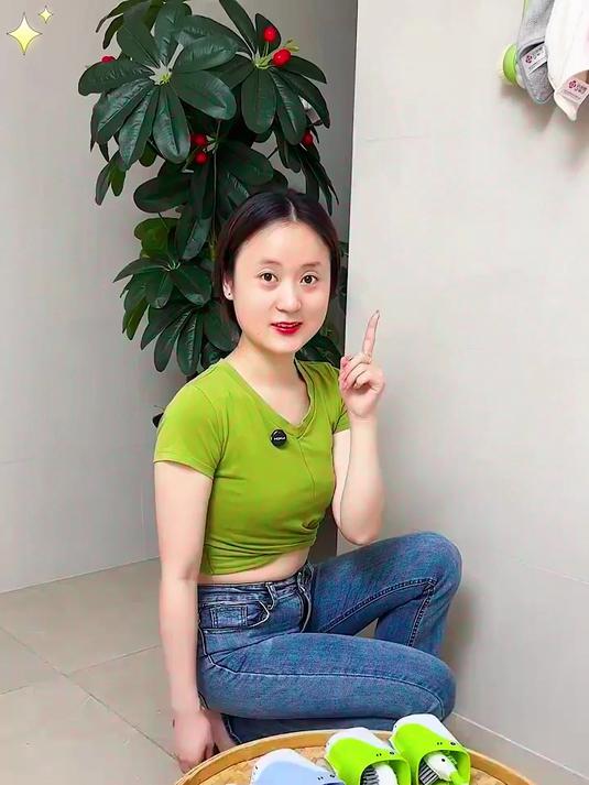 喷鲸吸盘式加液马桶刷,喷刷二合一,洗刷一体更干净,方便好用!