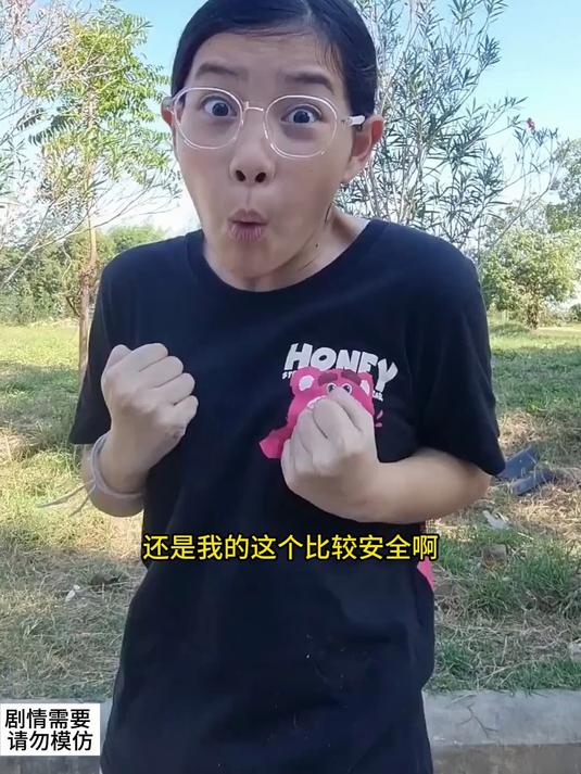 搞笑视频:男孩和妈妈比赛堆积木,谁能赢得冠军呢?