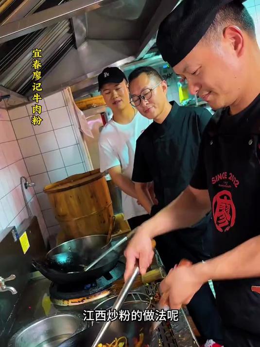 江西宜春炒粉大赛 来自江西宜春的廖际牛肉粉的三位选手