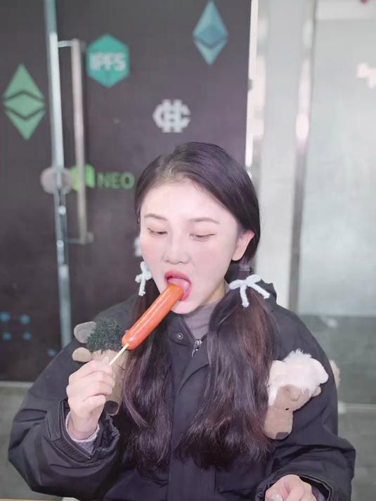 吃很热的东西身体就会发烫,我却被当成了取暖器 天天拍好剧
