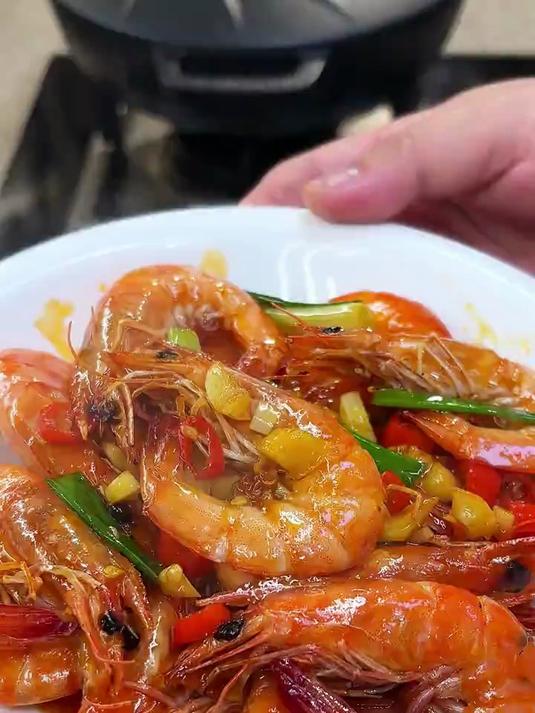 年夜饭的餐桌上必不可少的川味麻辣大虾