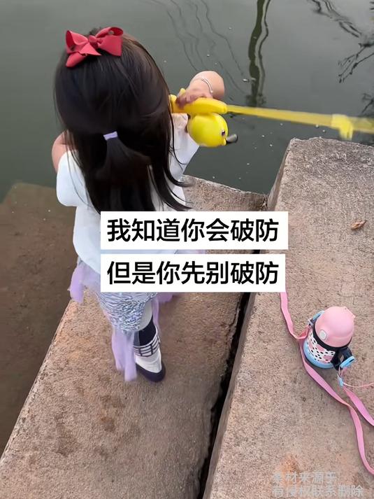 因为她穿了人鱼套装，喜欢钓鱼的可以参考这套装扮，网友：让孩子爷爷上来吧在下面潜水挺累吧