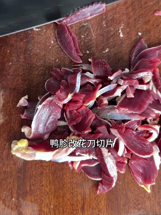 路边捡到别人丢掉的鸭胗炒个火爆双脆，下了两碗白米饭