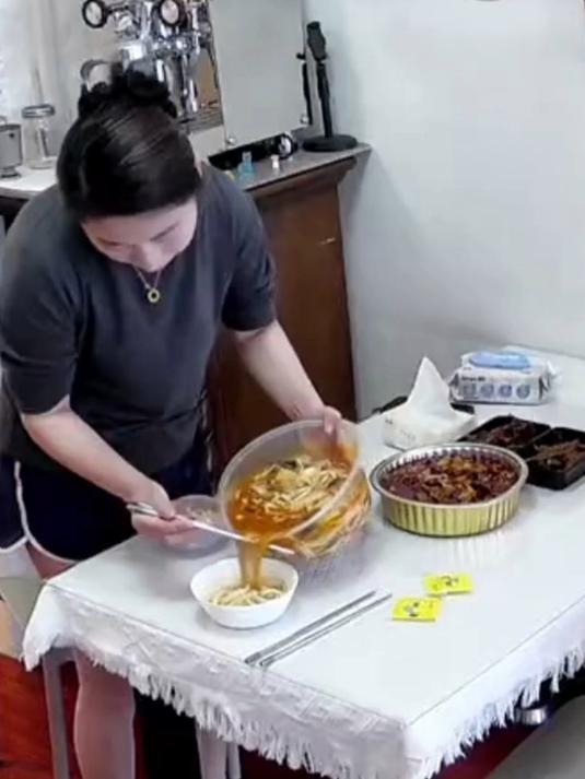 妻子倒汤的时候盒子碎了,丈夫第一反应没有责怪而是关心妻子