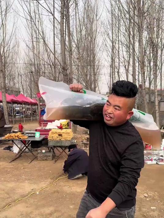 让大爷给我做个叫花鱼，看着有点失败，其实一点也不成功！