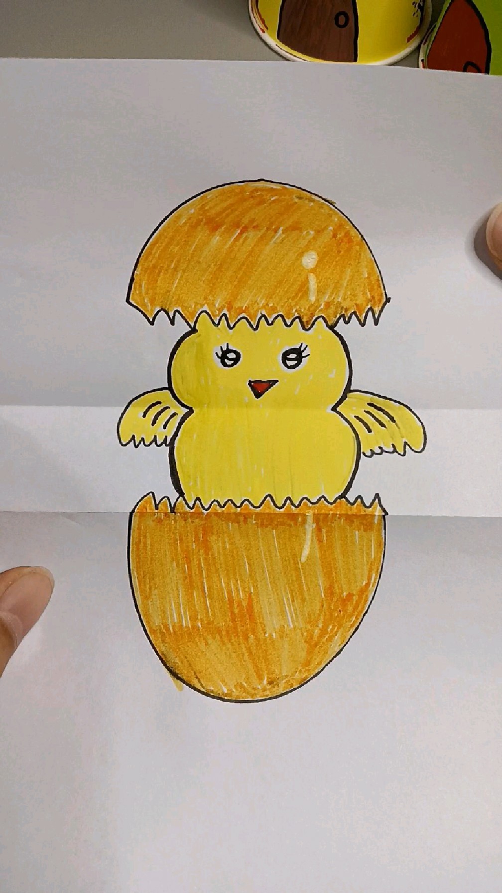 用胶带来和孩子画简单有趣的小鸡创意儿童画,快来试试吧!