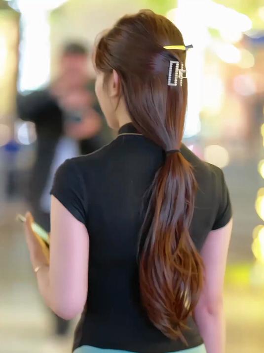 这样的女孩很招人喜欢,你觉得身材好不好?真担心被戴帽子