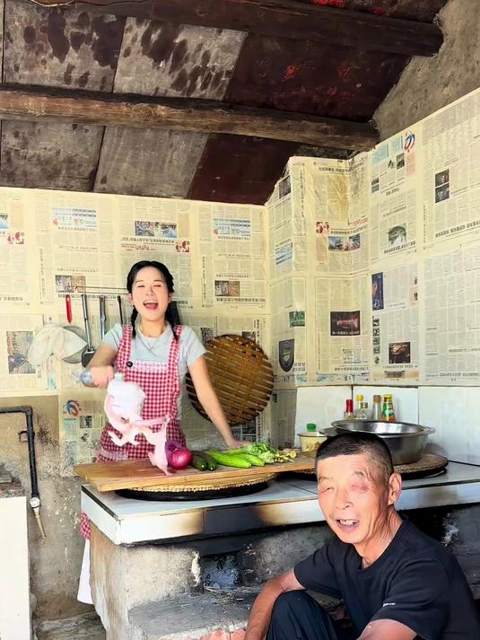 面包鸡+摊油馍 +黄瓜拌洋葱，太满足了