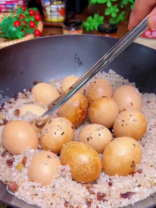 盐焗鸡蛋的做法，咸香入味可比茶叶蛋和水煮鸡蛋好吃太多了