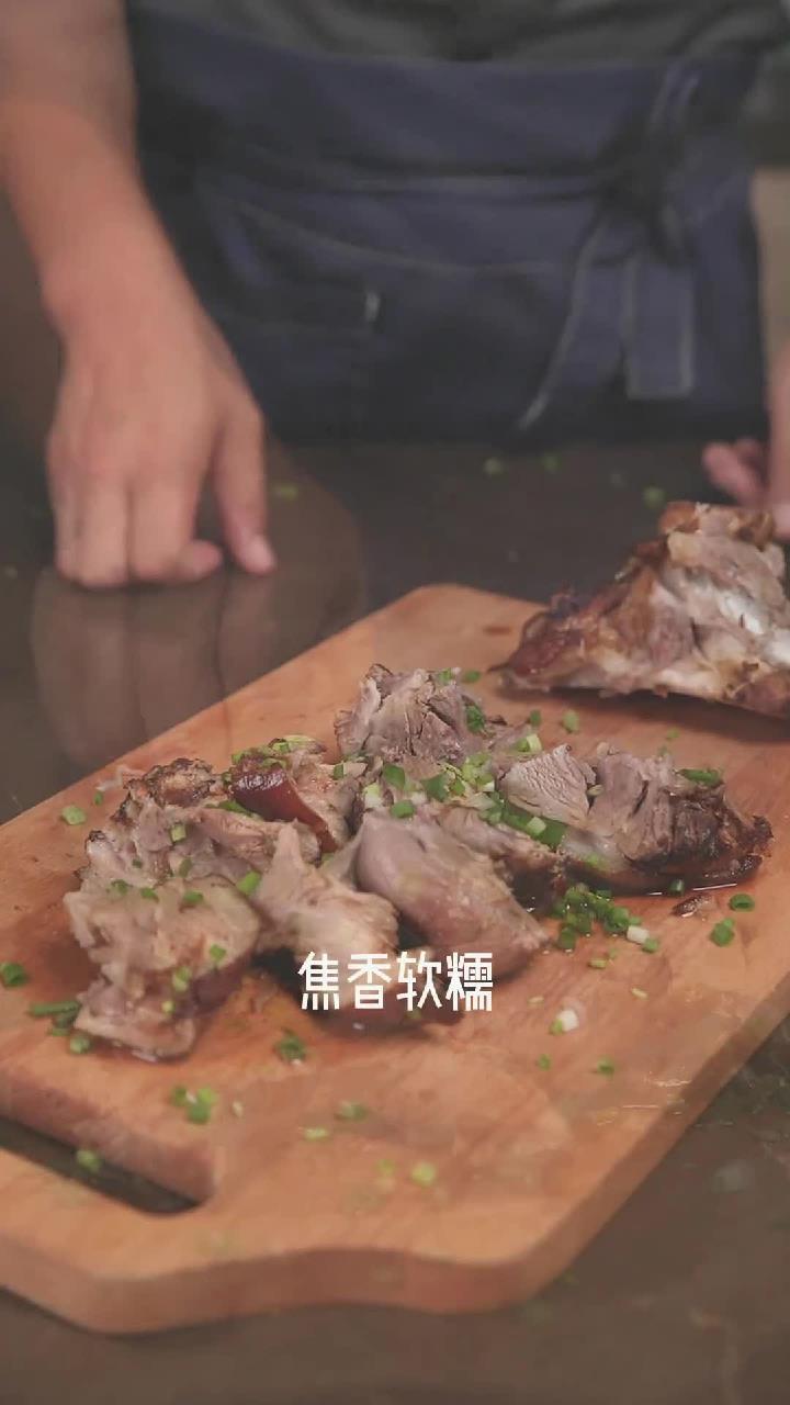 给你们来个不一样的卤猪腿,焦香软糯,偶尔放纵一下未尝不可