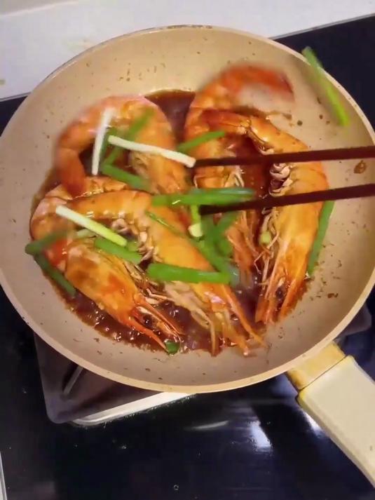 鲜活黑虎虾,肉质鲜嫩,平常吃着不错