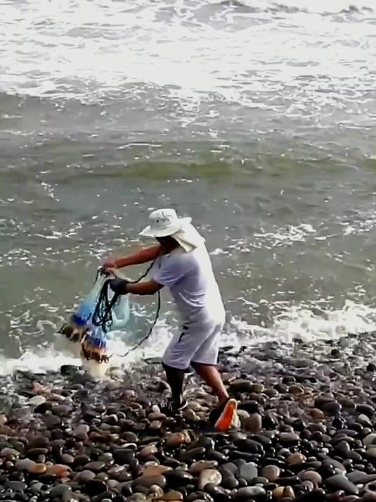 户外捕鱼：渔民为了生计竟然在波涛汹涌的海边撒网捕鱼