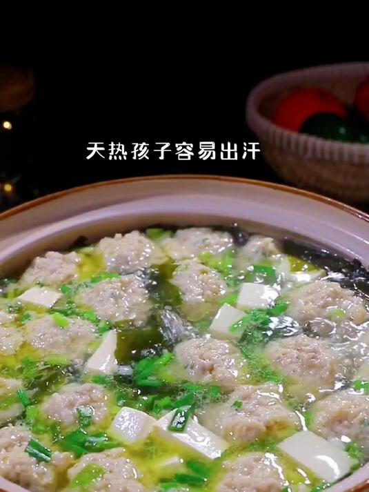 夏季炽热,教你做清爽裙带菜肉丸汤,孩子爱喝汤鲜味浓
