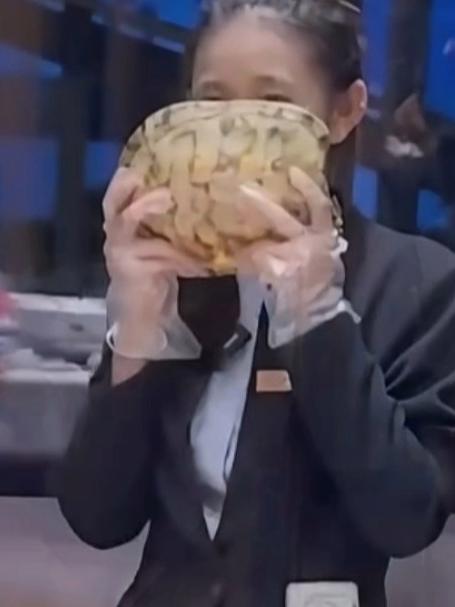 客人买单后折返打包剩菜,服务员在包厢内吃菜被抓现行