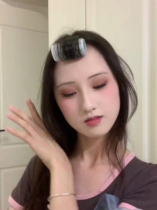 “云想衣裳花想容,春风拂槛露华浓”