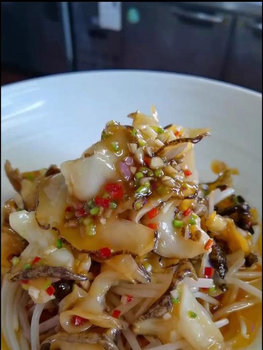 本店特色菜品温拌海螺片……