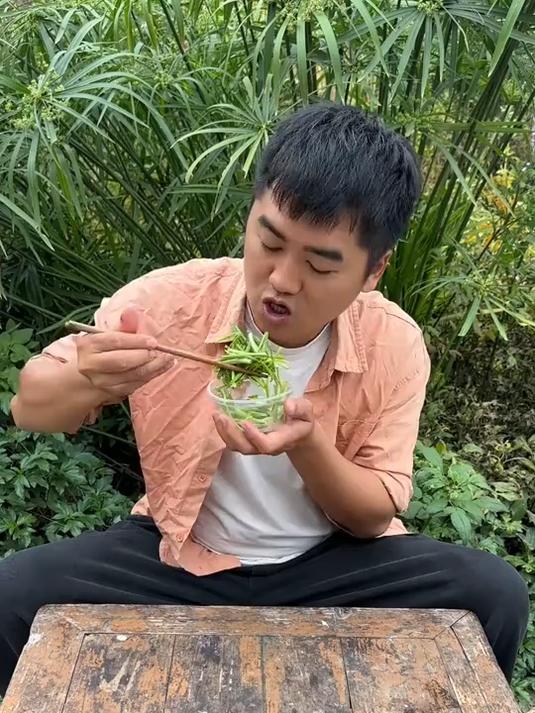 我被鱼吓了一跳，鱼被我吓得只剩下骨头。