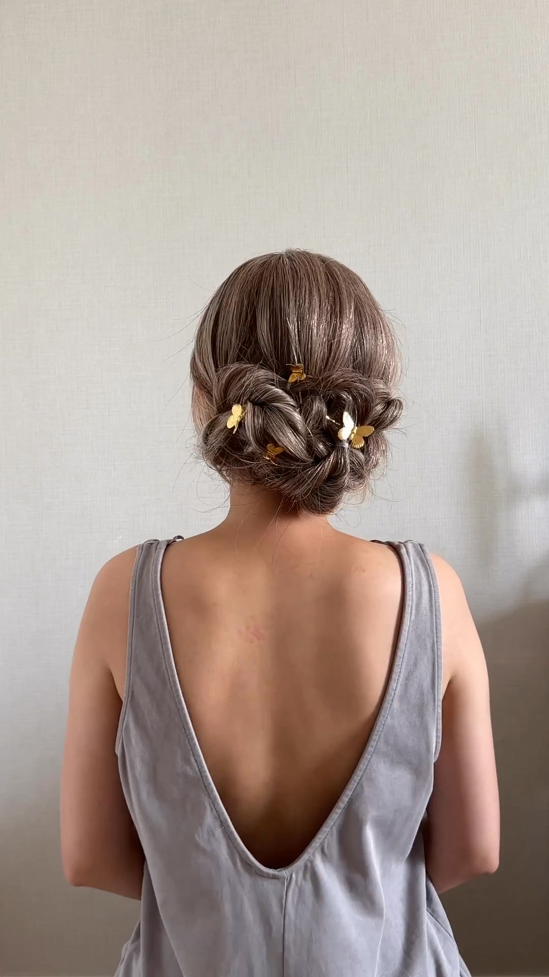 蝴蝶包子盘发,为炎热夏天增加一些复古氛围。