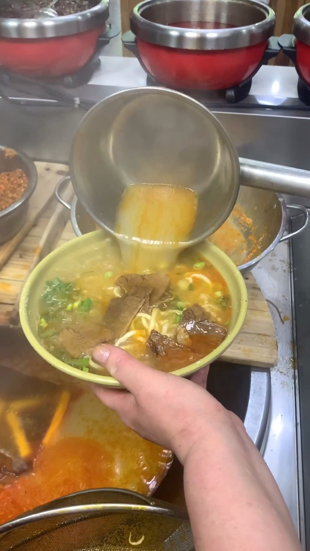 老师傅教我做秘制牛肉汤,每天能卖800多碗,今天把做法配方分享出来