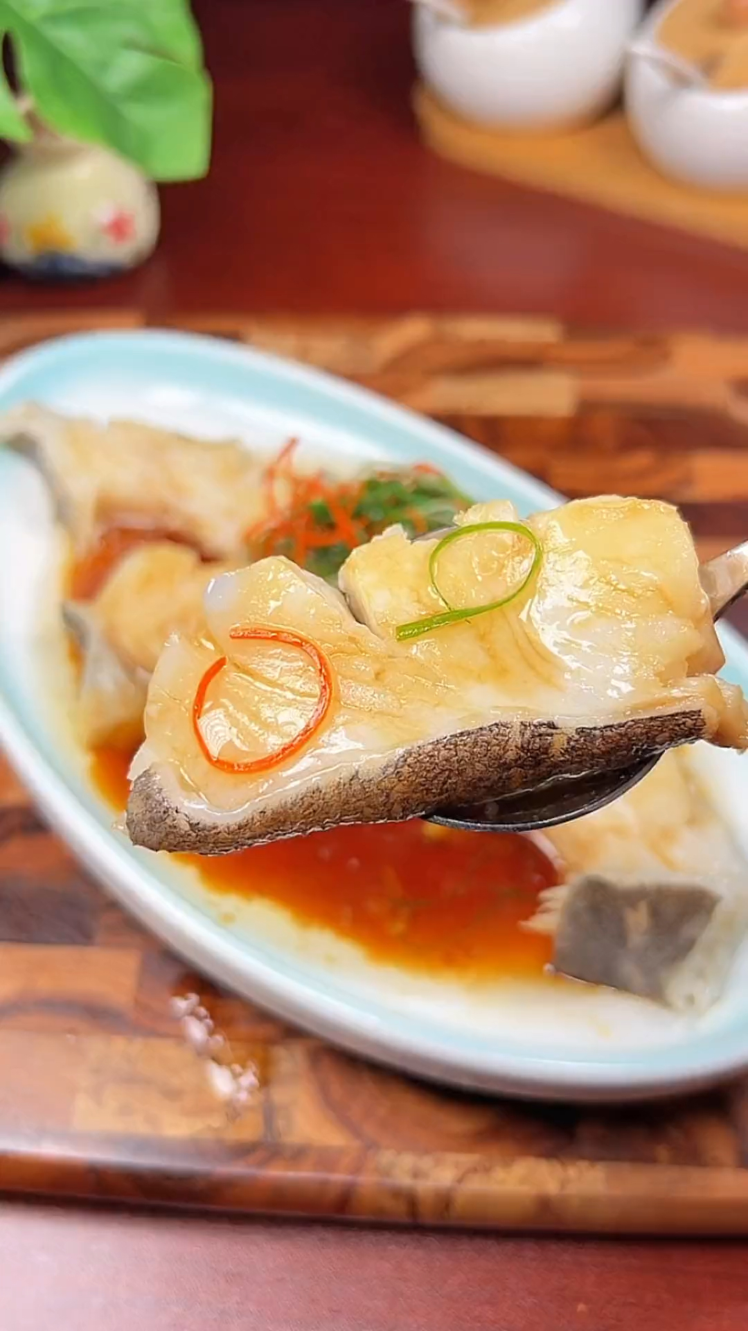 鱼肉质细腻鲜嫩没有小刺,简单的清蒸一下,用白灼汁调味,鲜美可口